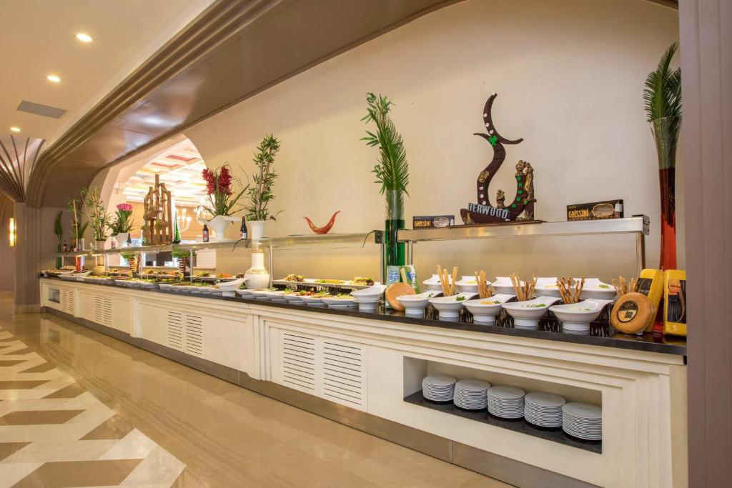 Bufete pie Sherwood Exclusive Kemer ar dažādiem ēdieniem un dekorācijām.