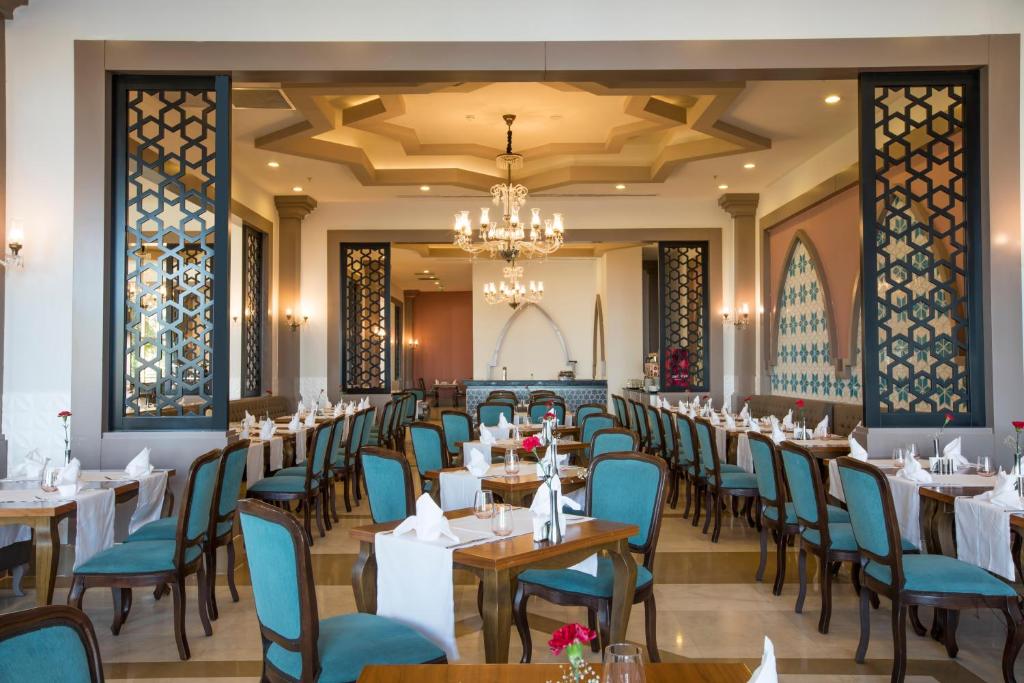 Elegantā ēdamzāle ar zilu krēslu un dekoratīviem elementiem, Sherwood Exclusive Kemer