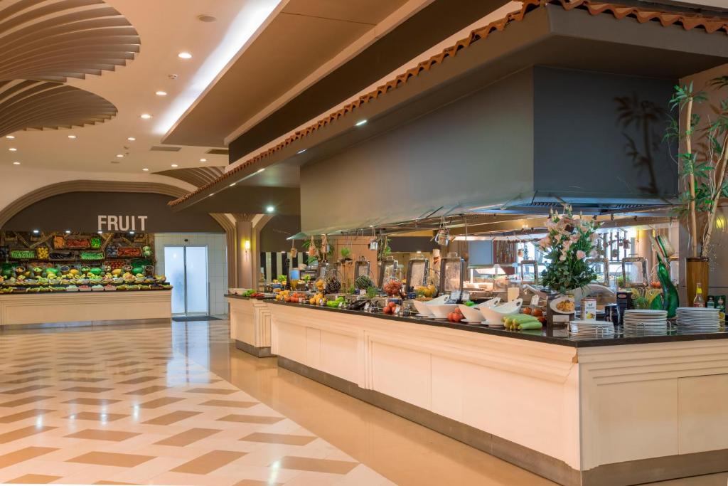 Šī ir viesnīcas Sherwood Exclusive Kemer bufete ar dažādiem augļiem.