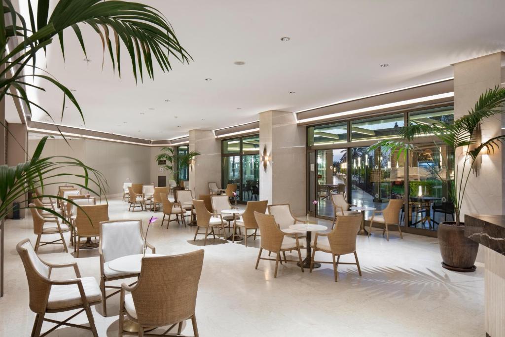 Mirage Park Resort moderns atpūtas laukums ar ērtām mēbelēm