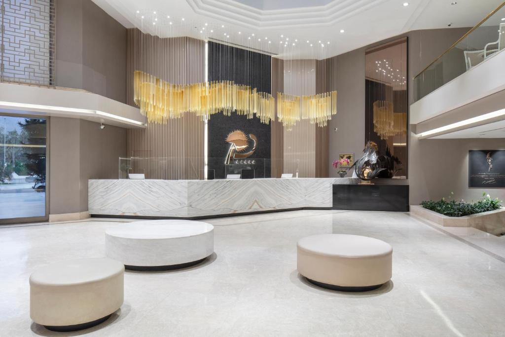 Mirage Park Resort mūsdienīgs un elegants reģistratūras interjers.