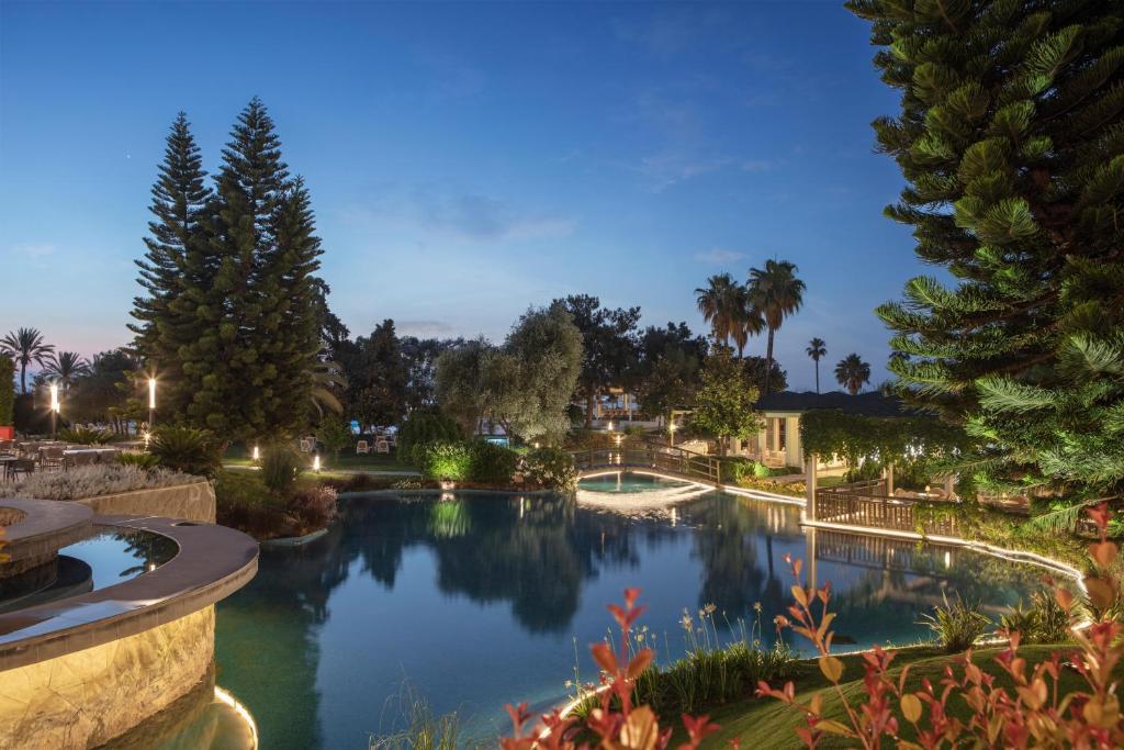 Mirage Park Resort gleznains baseins ar apgaismojumu piekrastē