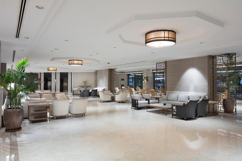 Mirage Park Resort mūsdienīgs un elegants vestibils ar ērtām mēbelēm.