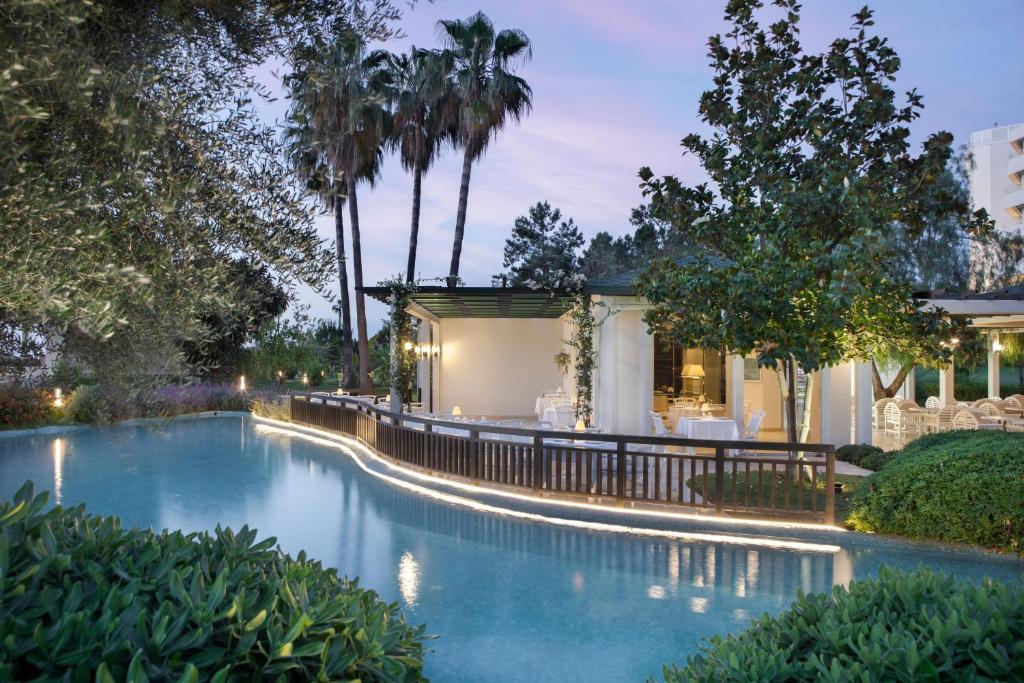 Mirage Park Resort terase pie baseina ar palmām un ainavu