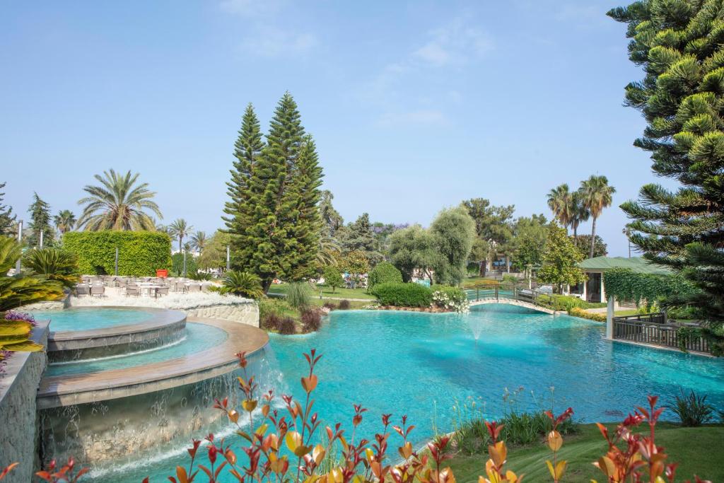 Mirage Park Resort skaista ainava ar baseinu un zaļumiem