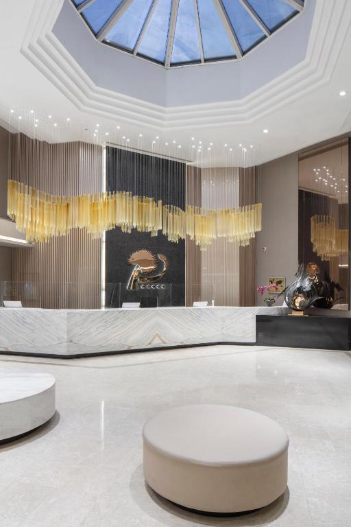 Elegants reģistratūras laukums Mirage Park Resort ar stilīgu dizainu.