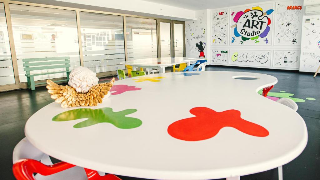 Radošā telpa bērniem viesnīcā Mirage Park Resort ar māksliniecisku galdu.