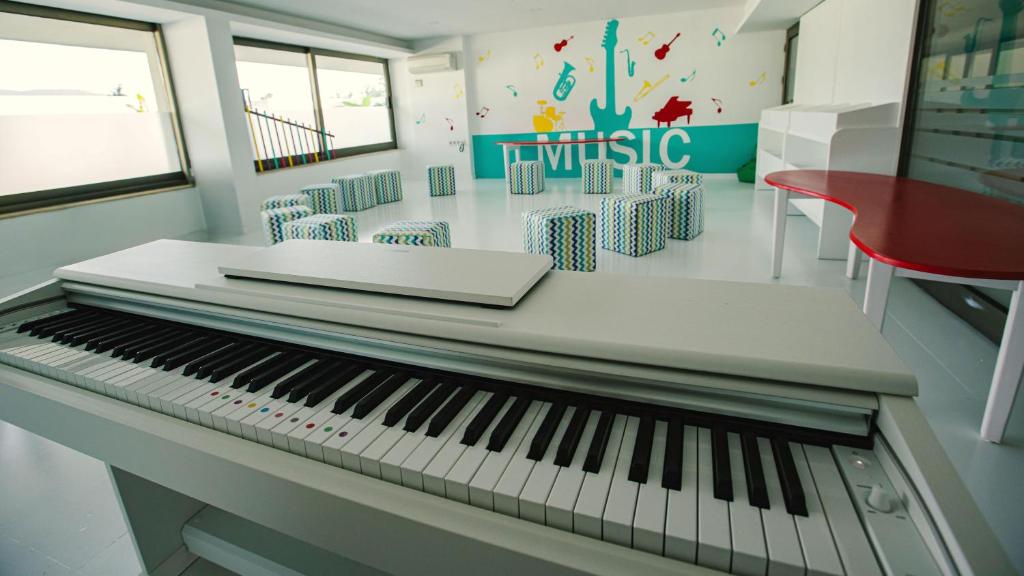 Pianino un bērnu zonas interjers viesnīcā Mirage Park Resort.