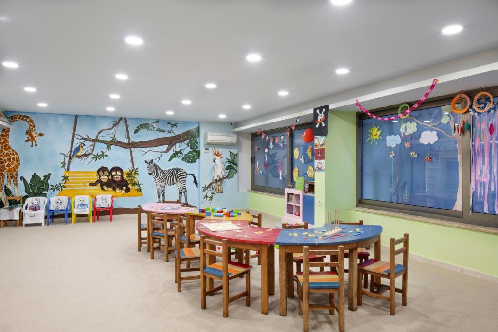 Bērnu rotaļu telpa ar dzīvnieku sienu gleznojumiem, Mirage Park Resort