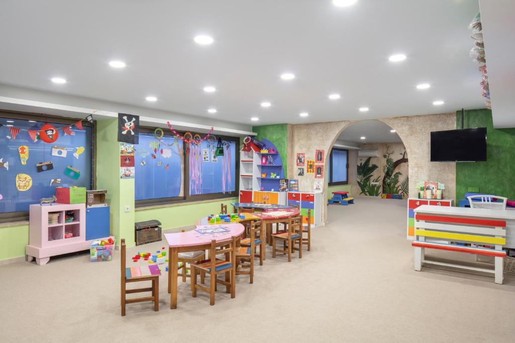 Bērnu rotaļu istaba viesnīcā Mirage Park Resort ar krāsainām mēbelēm.