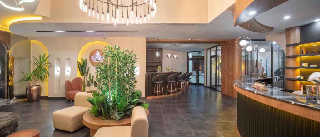 Moderns uzņemšanas reģistrs Mirage Park Resort ar augu kompozīciju.