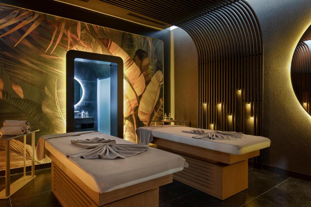 Spa telpa ar masāžas galdiem un tropisko augu apdari, Mirage Park Resort