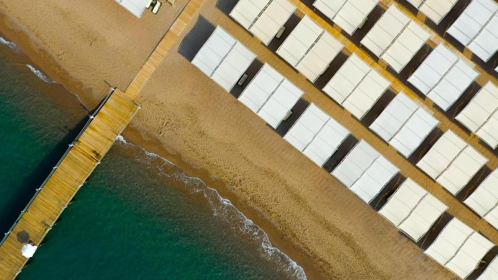 Skats uz pludmali un saulessargiem pie Sherwood Exclusive Lara