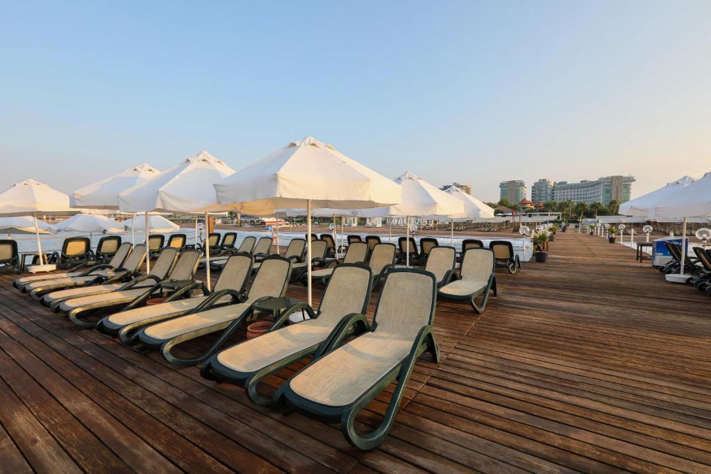 Sauļošanās krēsli pie jūras pie Sherwood Exclusive Lara