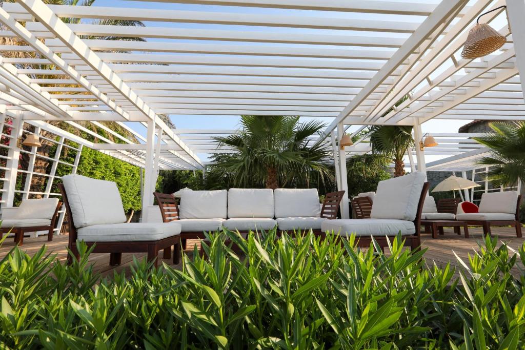 Atpūtas zona pie Sherwood Exclusive Lara ar ērtām mēbelēm un zaļumiem.