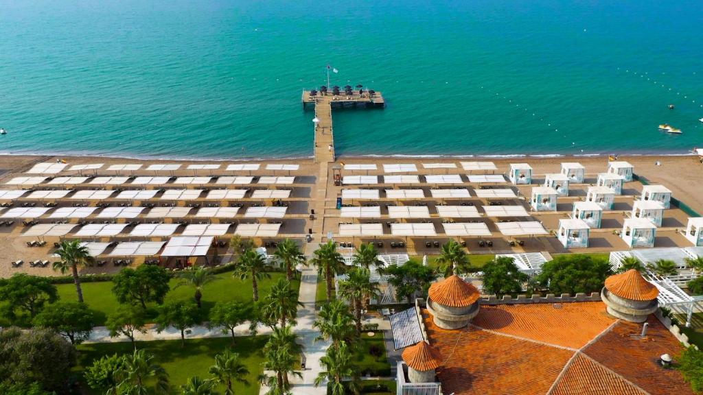 Sherwood Exclusive Lara pludmales zonas skats ar saulessargiem un molu