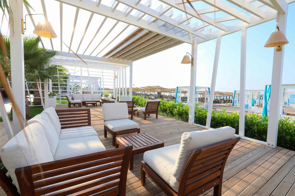 Relaksējoša atpūtas zona pie Sherwood Exclusive Lara ar dīvāniem un galdiņiem.