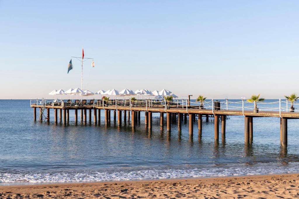 Mole piekrastē pie Sherwood Exclusive Lara ar saules sargiem un zilu jūru