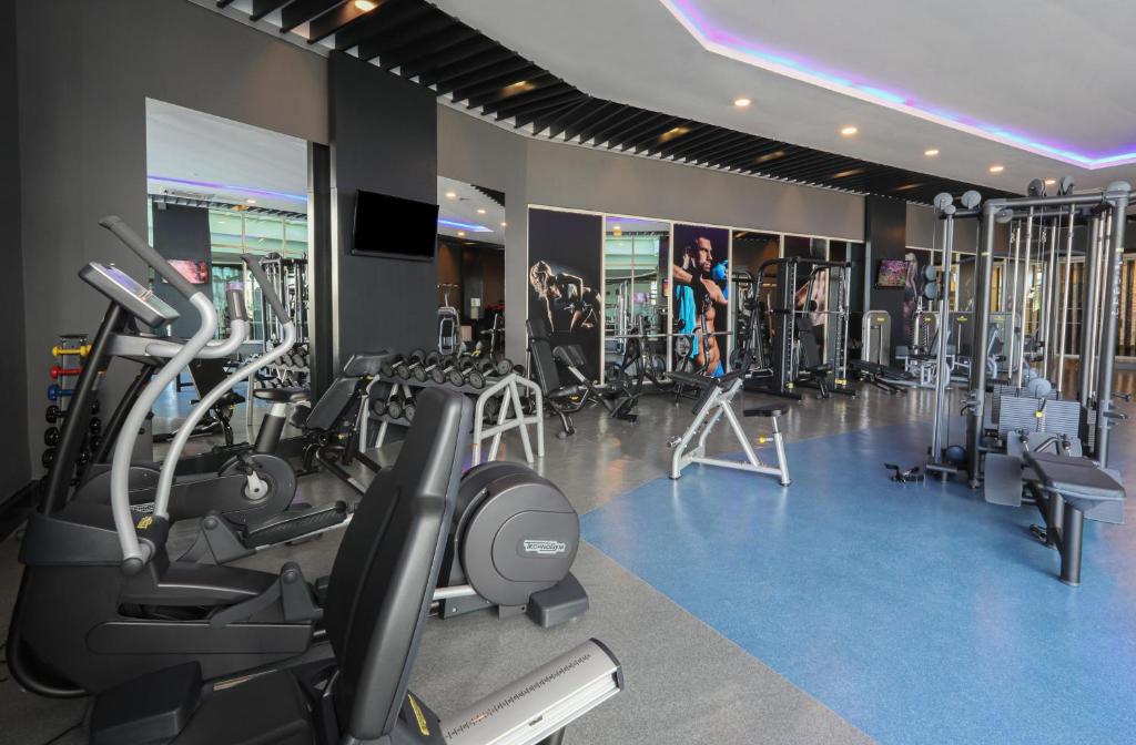Mūsdienīgs trenažieru zāle viesnīcā Sherwood Exclusive Lara ar dažādām iekārtām.