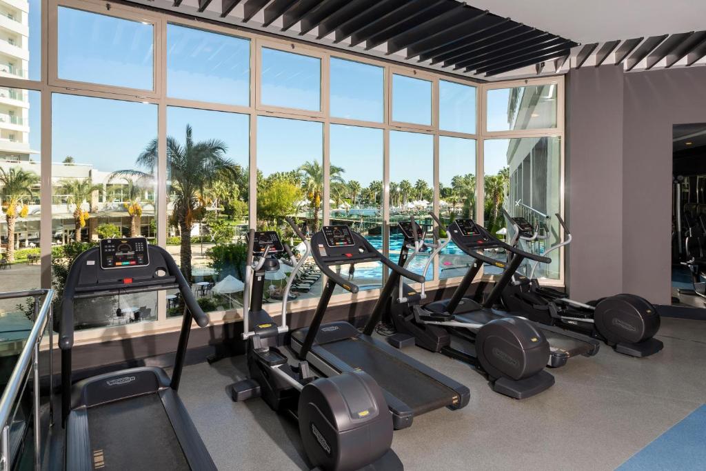 Mūsdienīga trenažieru zāle ar skatu uz baseinu pie Sherwood Exclusive Lara.