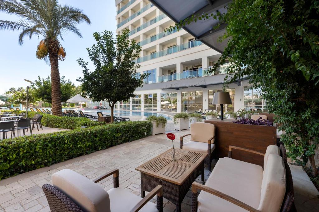 Pūļu zona pie Sherwood Exclusive Lara ar baseinu un palmām