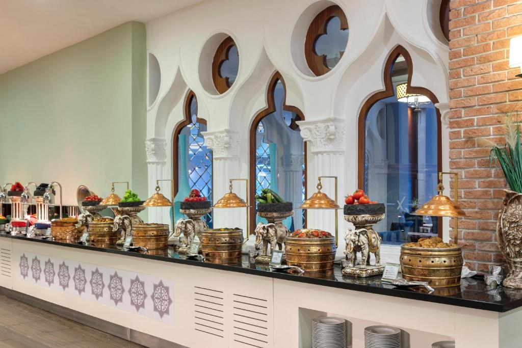 Bagātīgs bufete ar dažādām delikatesēm Sherwood Exclusive Lara