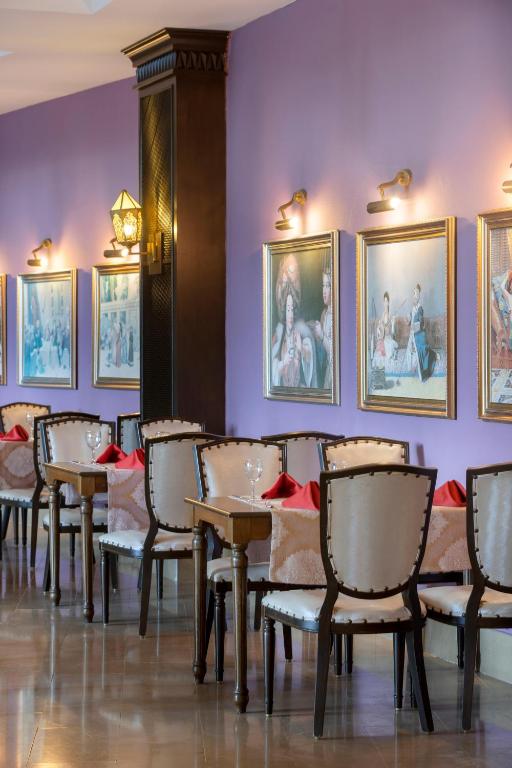 Elegant dining area at Sherwood Exclusive Lara with artistic decor.