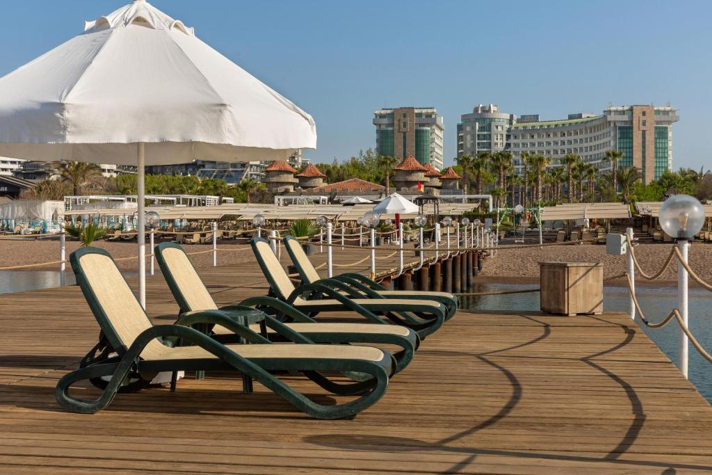 Pārgājienu krēsli uz piestātnes pie Sherwood Exclusive Lara