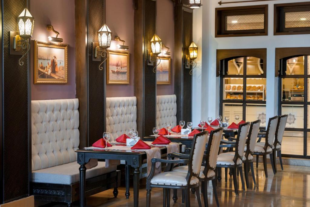 Elegantais restorāns Sherwood Exclusive Lara ar sarkaniem salvetēm un mājīgu atmosfēru.