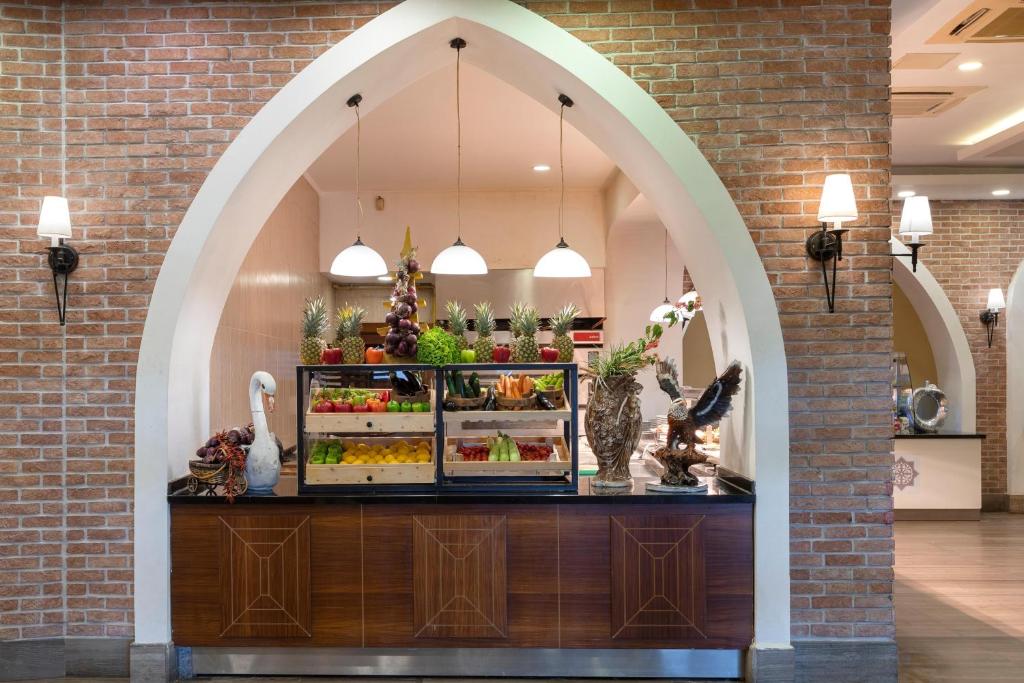 Svaigu augļu stends Sherwood Exclusive Lara ar dekoratīvām figūrām