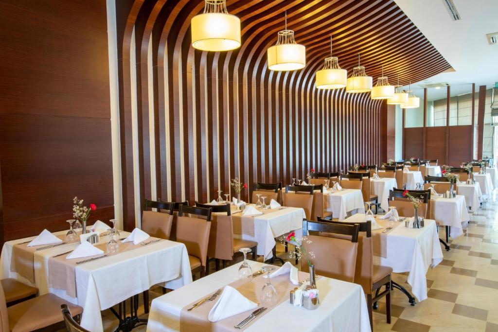 Elegants restorāns ar mūsdienīgu interjeru viesnīcā Sherwood Exclusive Lara