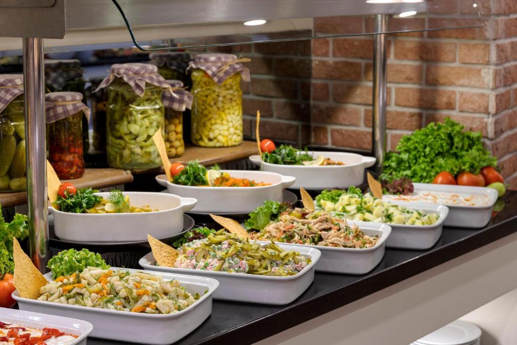 Dažādu salātu bufete Sherwood Exclusive Lara ar svaigiem dārzeņiem