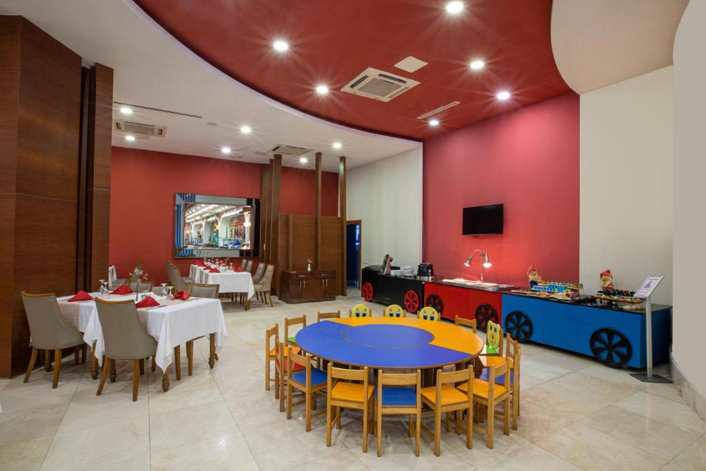 Bērnu ēdamzāle Sherwood Exclusive Lara ar krāsainiem galdiem un ērtām krēsliem.