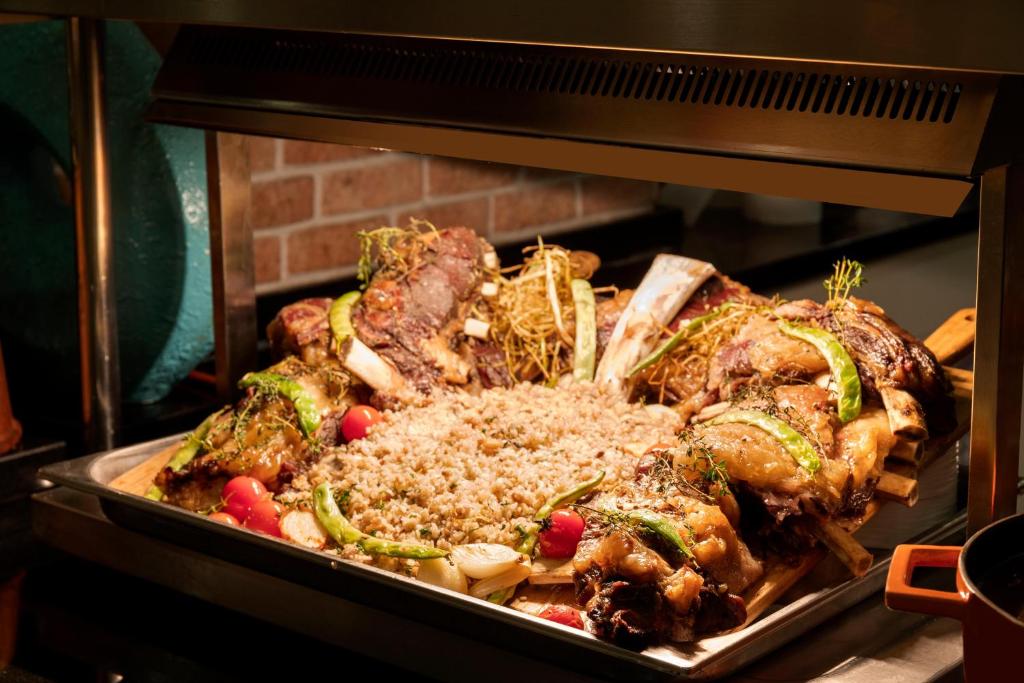 Gards ēdiens viesnīcā Sherwood Exclusive Lara ar gaļu un rīsiem