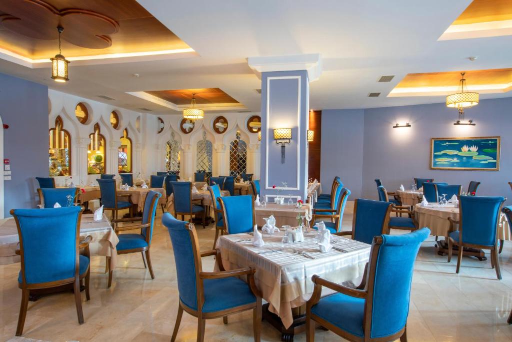 Grezns restorāns Sherwood Exclusive Lara ar zilu krēslu un elegantu interjeru