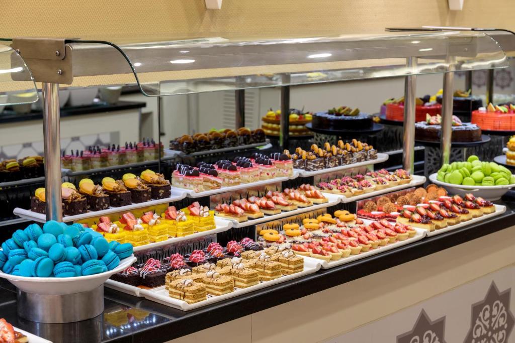 Deserts pie Sherwood Exclusive Lara ar daudzveidīgām kūkām un makaroniem.