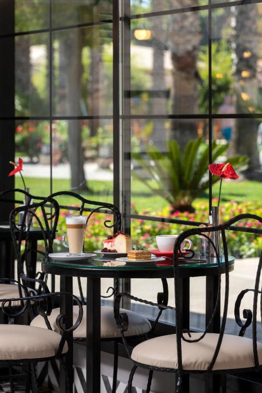 Kafijas un desertu galds pie loga viesnīcā Sherwood Exclusive Lara