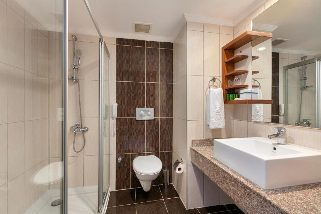 Mūsdienīgs vannas istabas interjers ar dušu un izsmalcinātu aprīkojumu, Greenwood Kemer Resort.