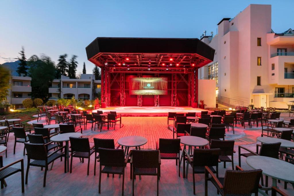 Teātra skatuve pie Greenwood Kemer Resort ar sarkaniem gaismas efektiem.
