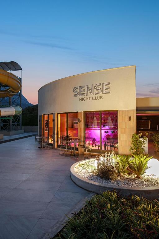 Sense naktsklubs pie Greenwood Kemer Resort ar modernu dizainu un dzīvojamo apgaismojumu.