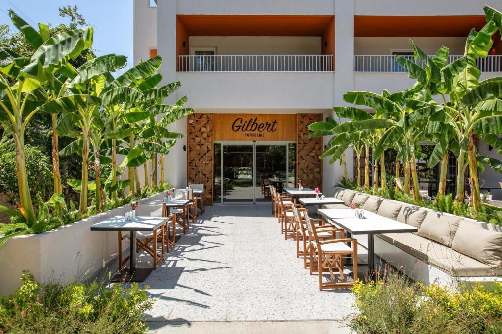 Gilbert kafejnīca ar terasi un banānu palmām viesnīcā Greenwood Kemer Resort