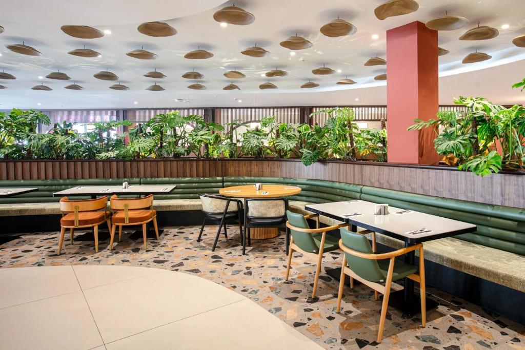Moderns restorāns ar zaļām augiem un ērtām sēdvietām, Greenwood Kemer Resort