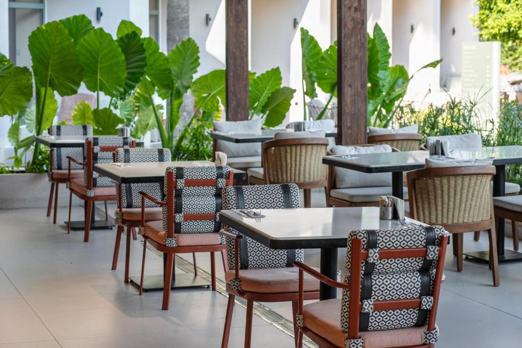 Moderns restorāns ar ērtām mēbelēm pie Greenwood Kemer Resort