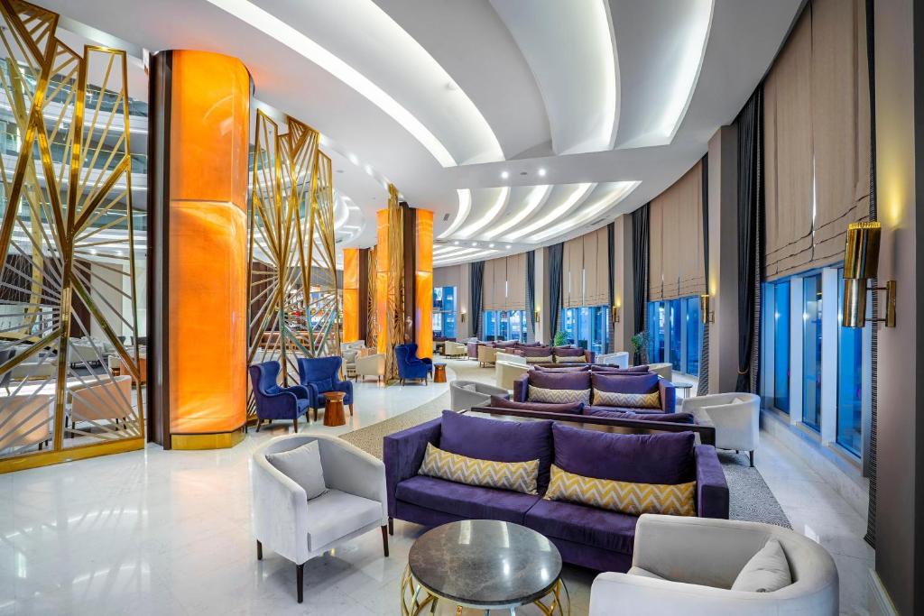 Eleganta viesnīcas Kirman Sidemarin Beach & Spa atpūtas zona ar modernu interjeru
