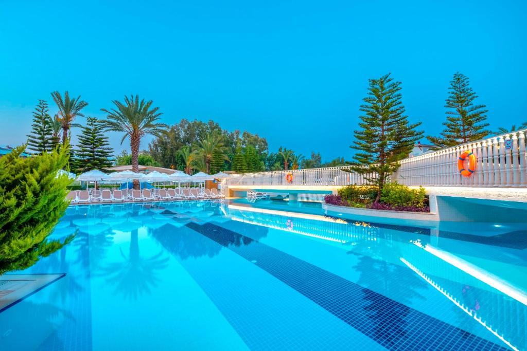 Peldbaseins ar palmām pie Kirman Sidemarin Beach & Spa