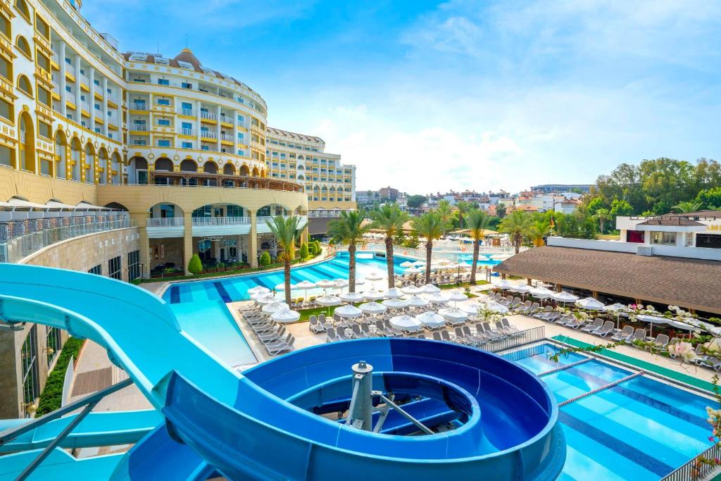 Kirman Sidemarin Beach & Spa viesnīca ar ūdens slidkalniņu un baseiniem