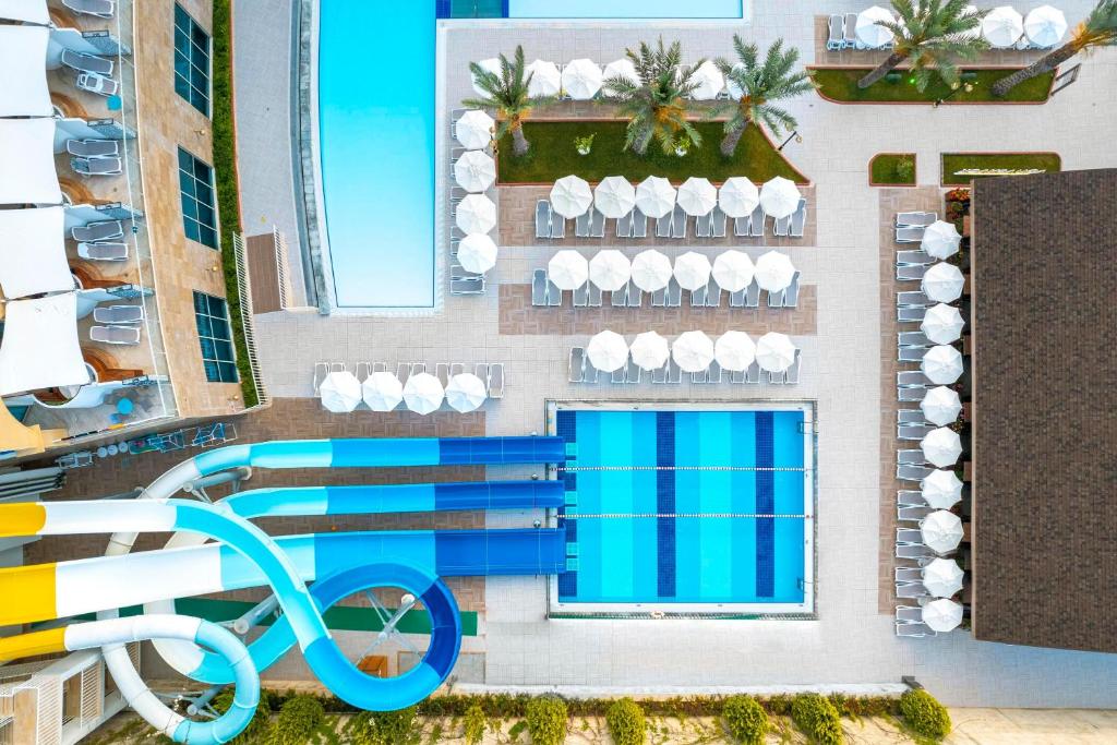 Lieliska peldbaseina un ūdens slidkalniņi Kirman Sidemarin Beach & Spa