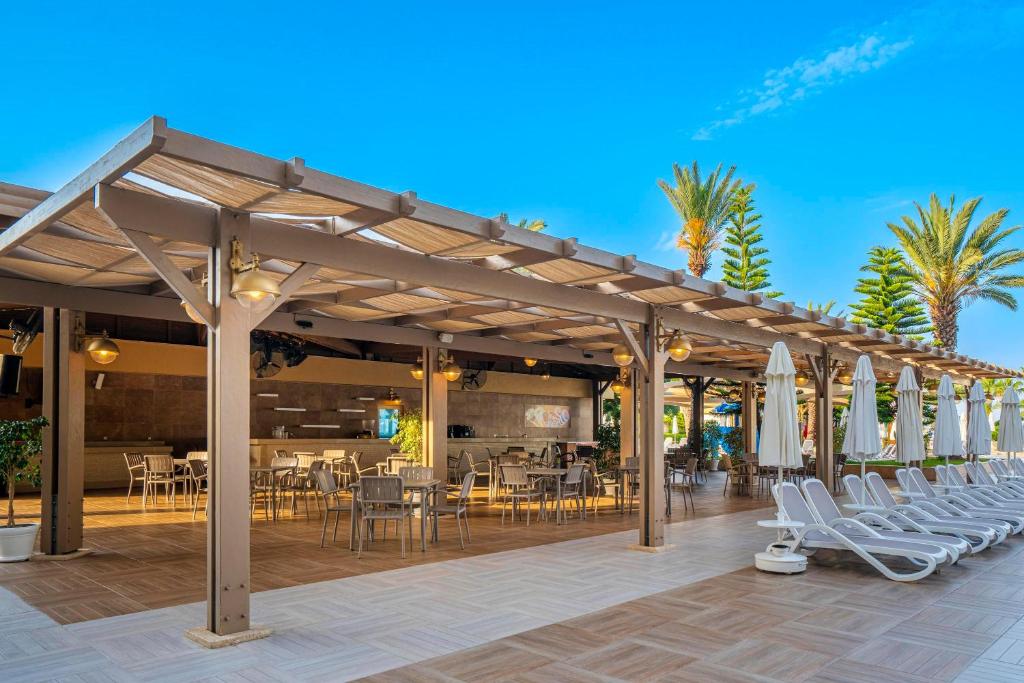 Terase pie Kirman Sidemarin Beach & Spa ar saulessargiem un kokiem