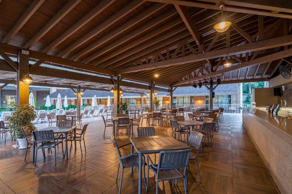 Terase ar galdiem un krēsliem pie Kirman Sidemarin Beach & Spa