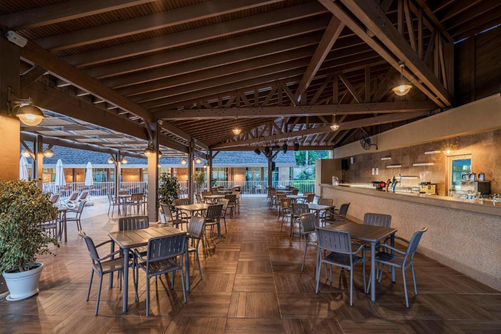 Terase ar galdiem un bāru Kirman Sidemarin Beach & Spa